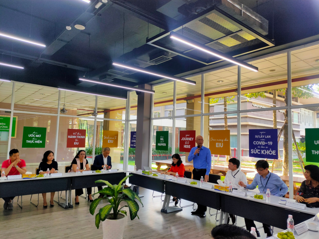 Chủ tịch danh dự của VALOMA phát biểu tại Trường Đại học Quốc tế Miền Đông