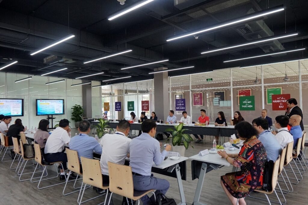 Ông Nguyễn Thanh Nhã - Trưởng Ban Hội viên VALOMA giới thiệu với Trường Đại học Quốc tế Miền đông