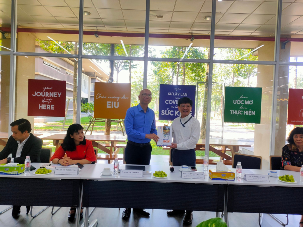 Ông Trần thanh Hải trao quà cho đại diện Nhà trường - ông Nguyễn Tấn Lợi (Trường Đại học Quốc tế Miền Đông)