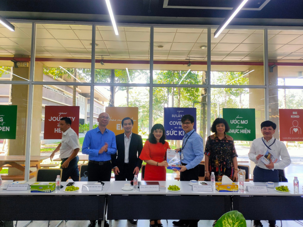 Phó chủ tịch VALOMA trao sách cho đại diện trường đại học quốc tế miền đông
