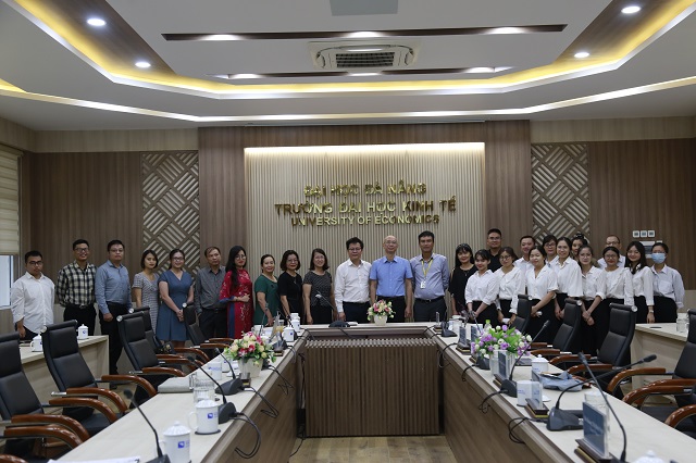 Đại diện lãnh đạo, giảng viên nhà trường cùng các doanh nghiệp Hiệp hội và các bạn sinh viên chụp ảnh lưu niệm